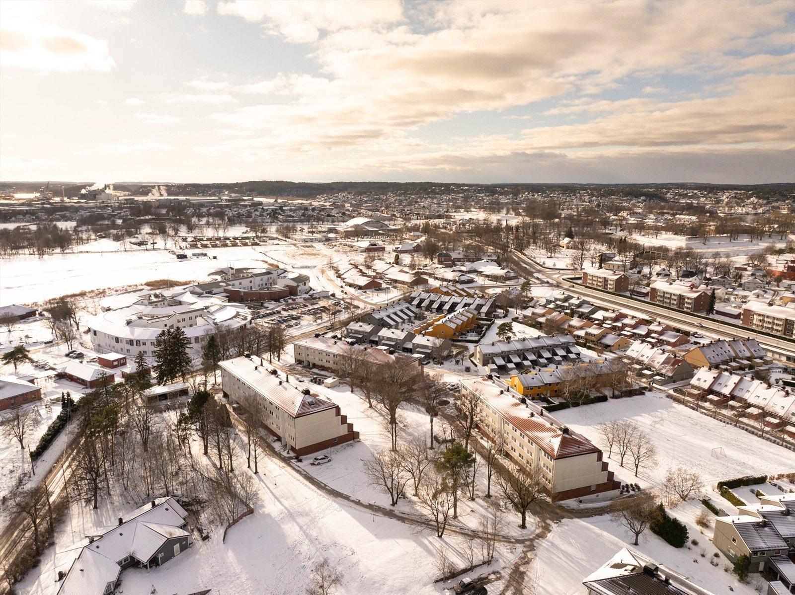 Fra Mineberget er det kun kort gangavstand til barne- og ungdomsskole. I området eksisterer også et bredt fritids- og aktivitetstilbud. Galleribilde