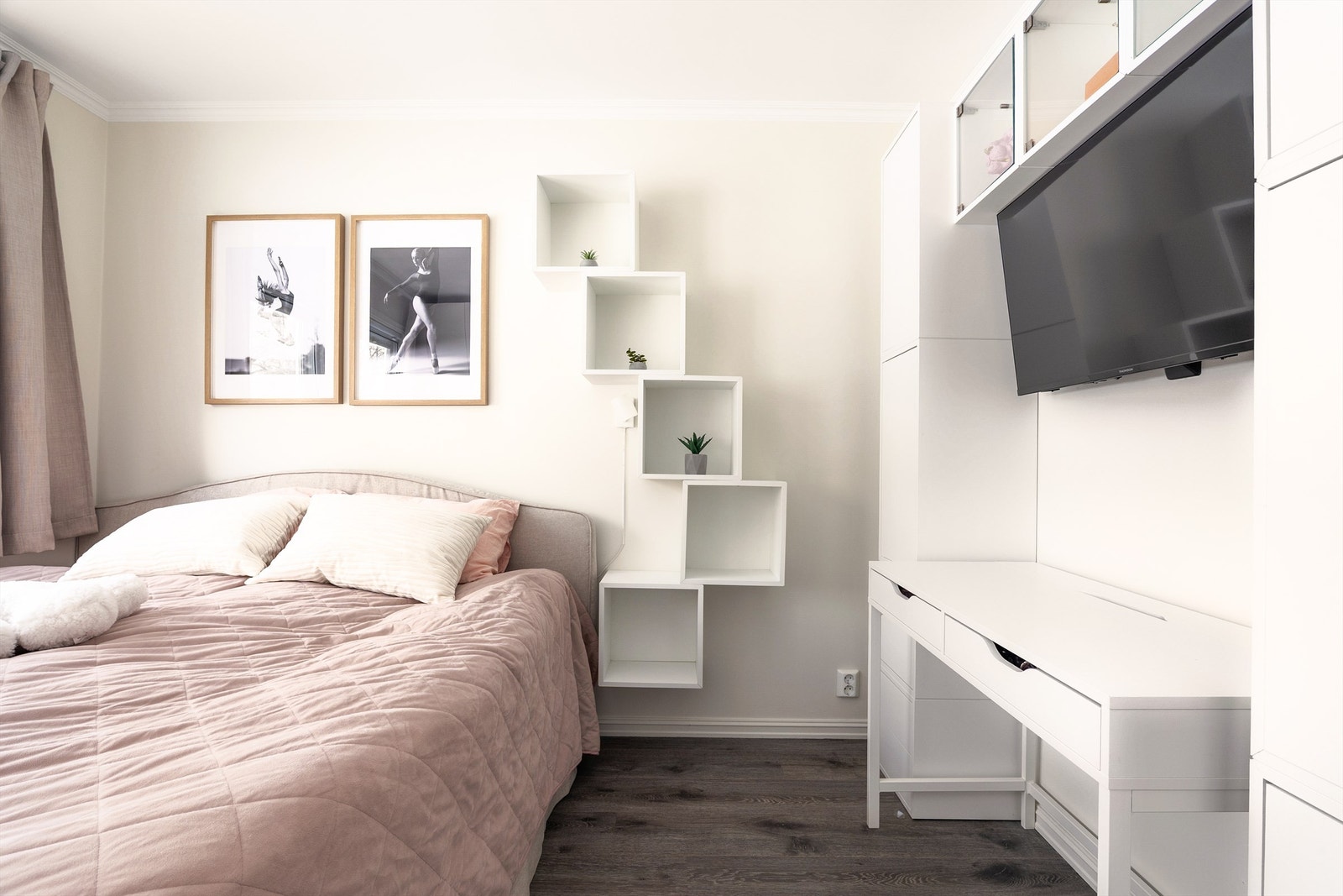 Dette soverommet ligger nærmest badet og kan fint fylle rollen som hovedsoverom. Uten skapene mot baderomsveggen blir det god plass til nattbord på begge sider av sengen. Galleribilde