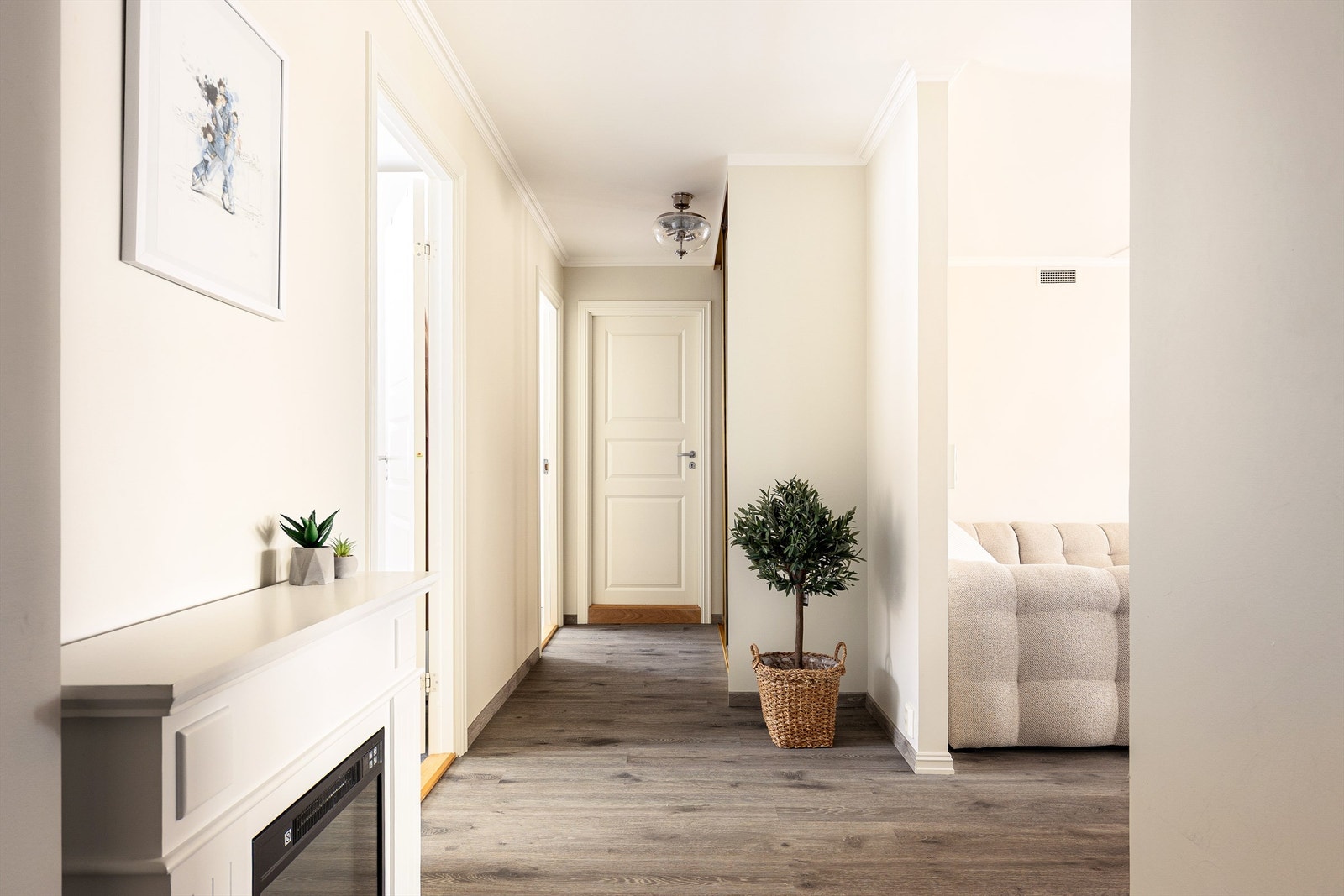 Badet og soverommene er samlet i praktisk nærhet omkring gangen - tilbaketrukket fra romløsningens sosiale del. Galleribilde