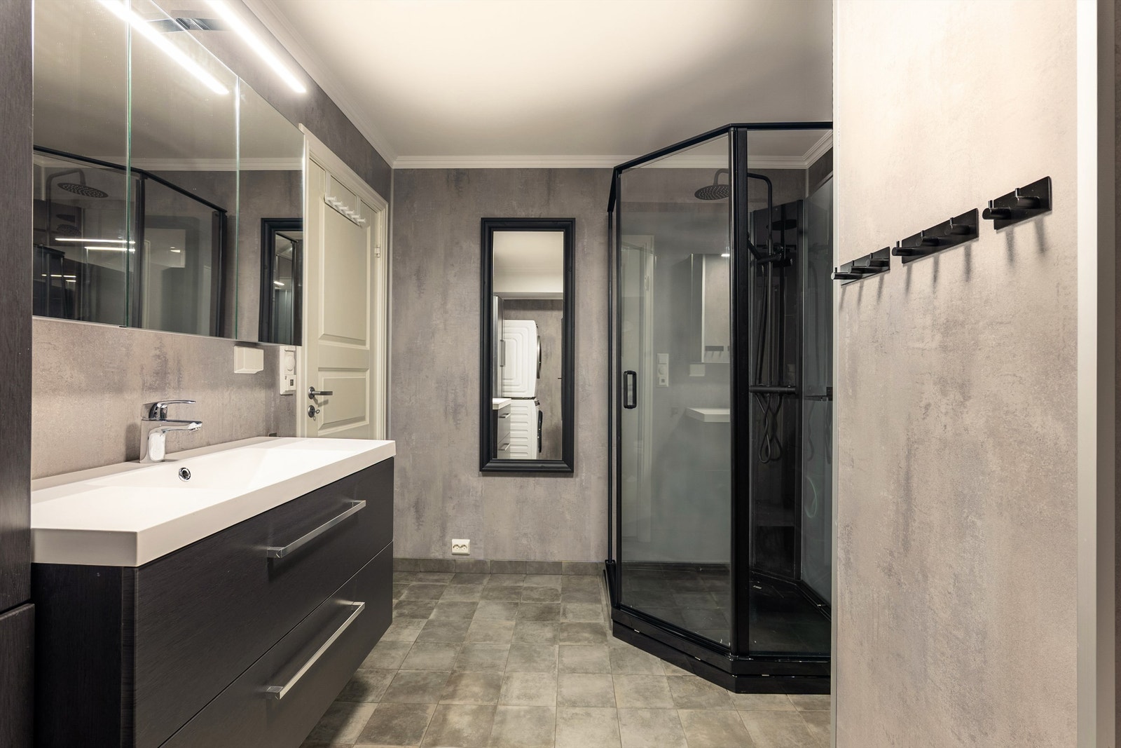 Badet ble renovert både i 2012 og i 2020. Helsort dusjkabinett med regndusj ble installert i 2025. Galleribilde