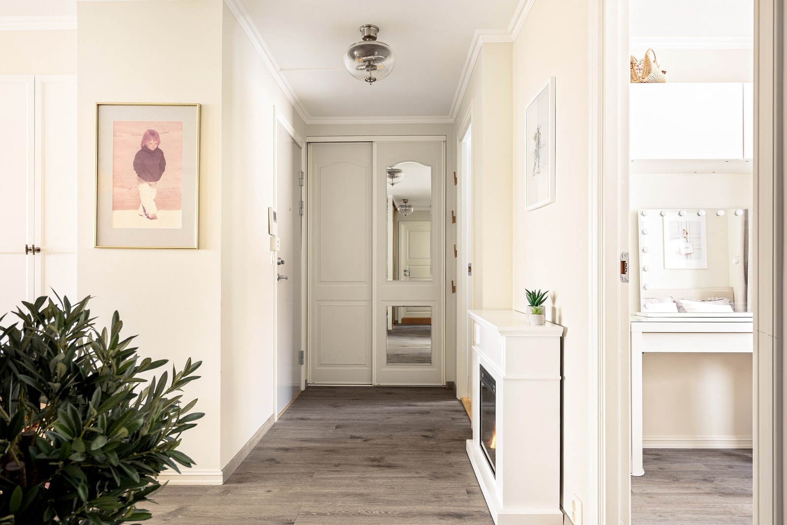 Skyvedørsgarderobe oppbevarer yttertøyet lett tilgjengelig i entreen. Galleribilde