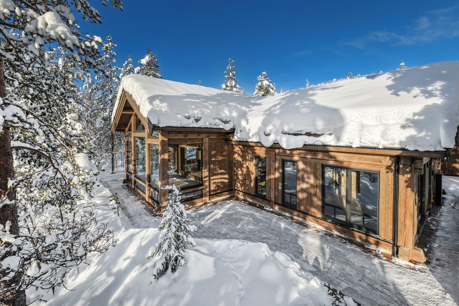 Lekker og gjennomført hytte - perfeksjonert til minste detalj, med helhetlige materialvalg og tidløs design som skaper en lun atmosfære. Galleribilde