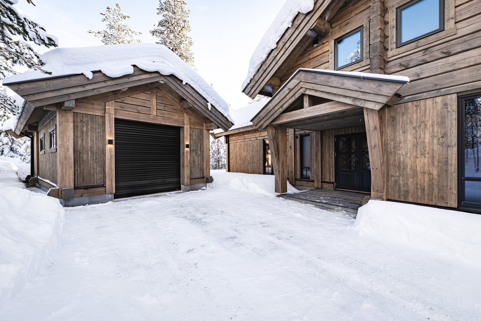 Eksklusiv hytte med garasje, oppført med fokus på kvalitet og tidløs design Galleribilde