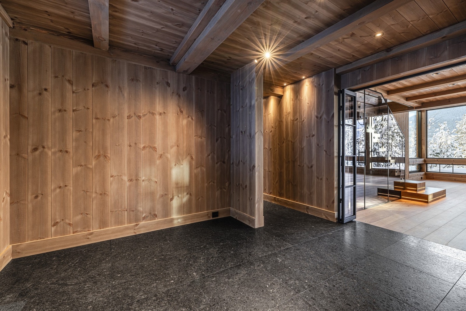 Romslig flislagt gang/hall som åpner seg mot stuen og gir et umiddelbart åpent inntrykk. Galleribilde