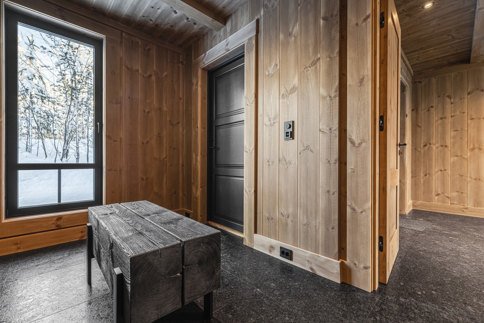Skigarderobe med plassbygde løsninger. Galleribilde