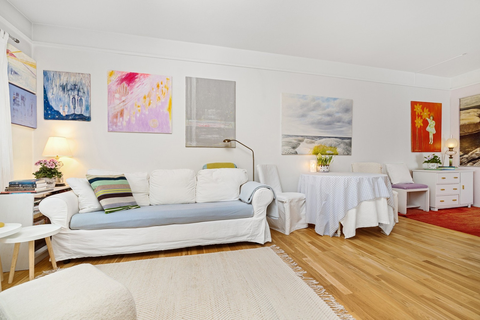 Det er god plass til både sofagruppe og spisebord. Galleribilde