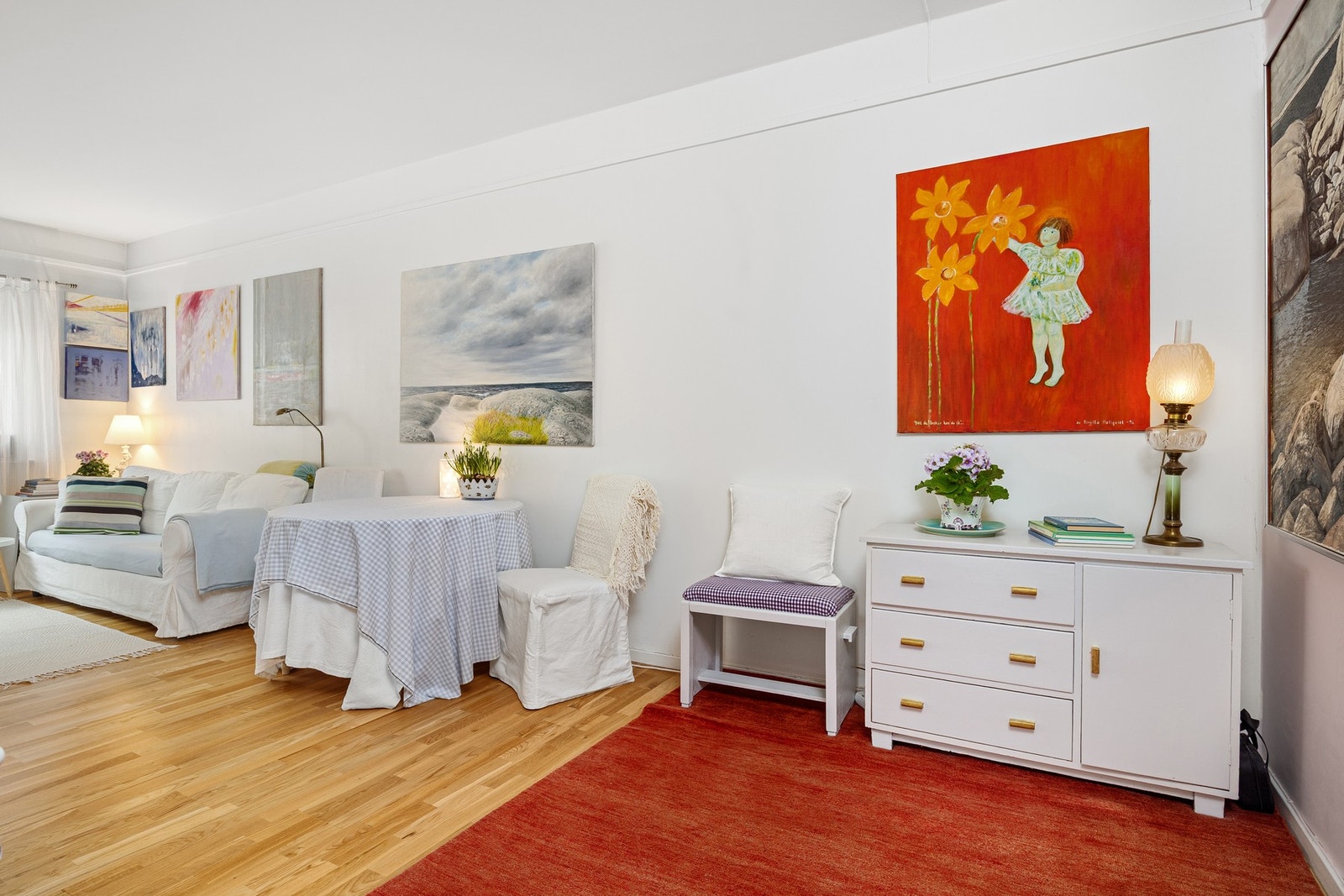 Leiligheten har en gjennomgående planløsning som gir lys og romfølelse fra start til slutt. Dagslyset strømmer naturlig gjennom hele boligen. Galleribilde