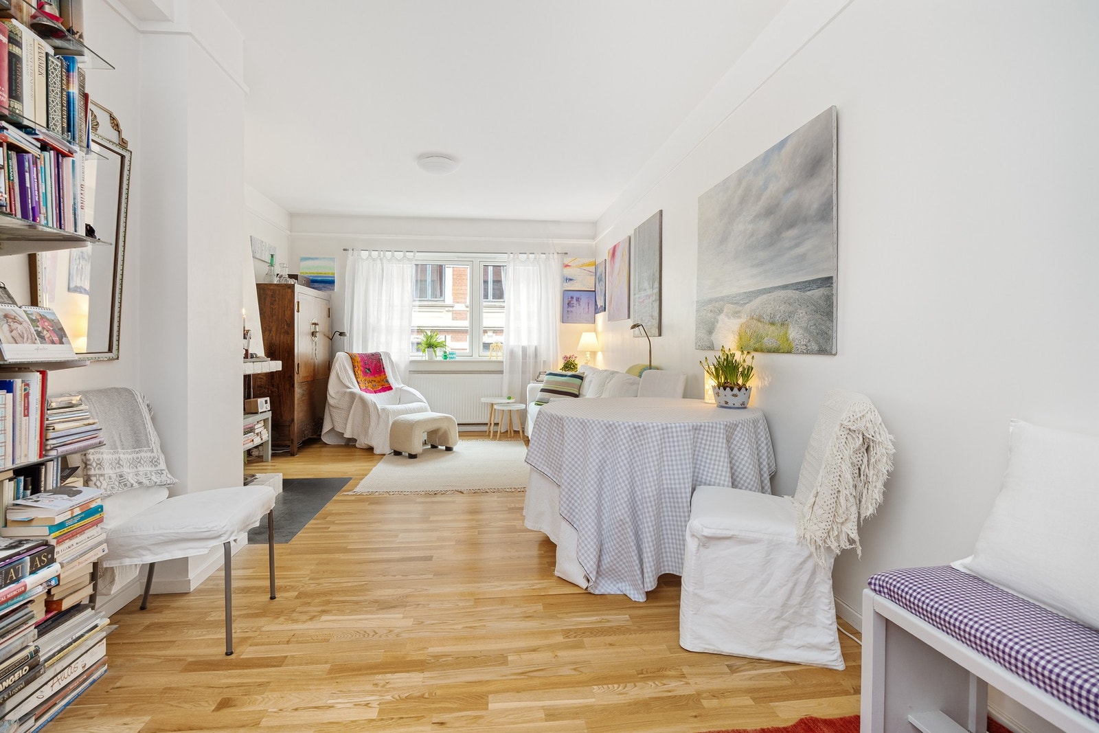 Ser du etter den sjeldne kombinasjonen av romslig planløsning, solrik balkong og en adresse som gir deg alt av byliv rett utenfor døren?
Foto: Luma Foto AS (Einar Horsberg) Galleribilde