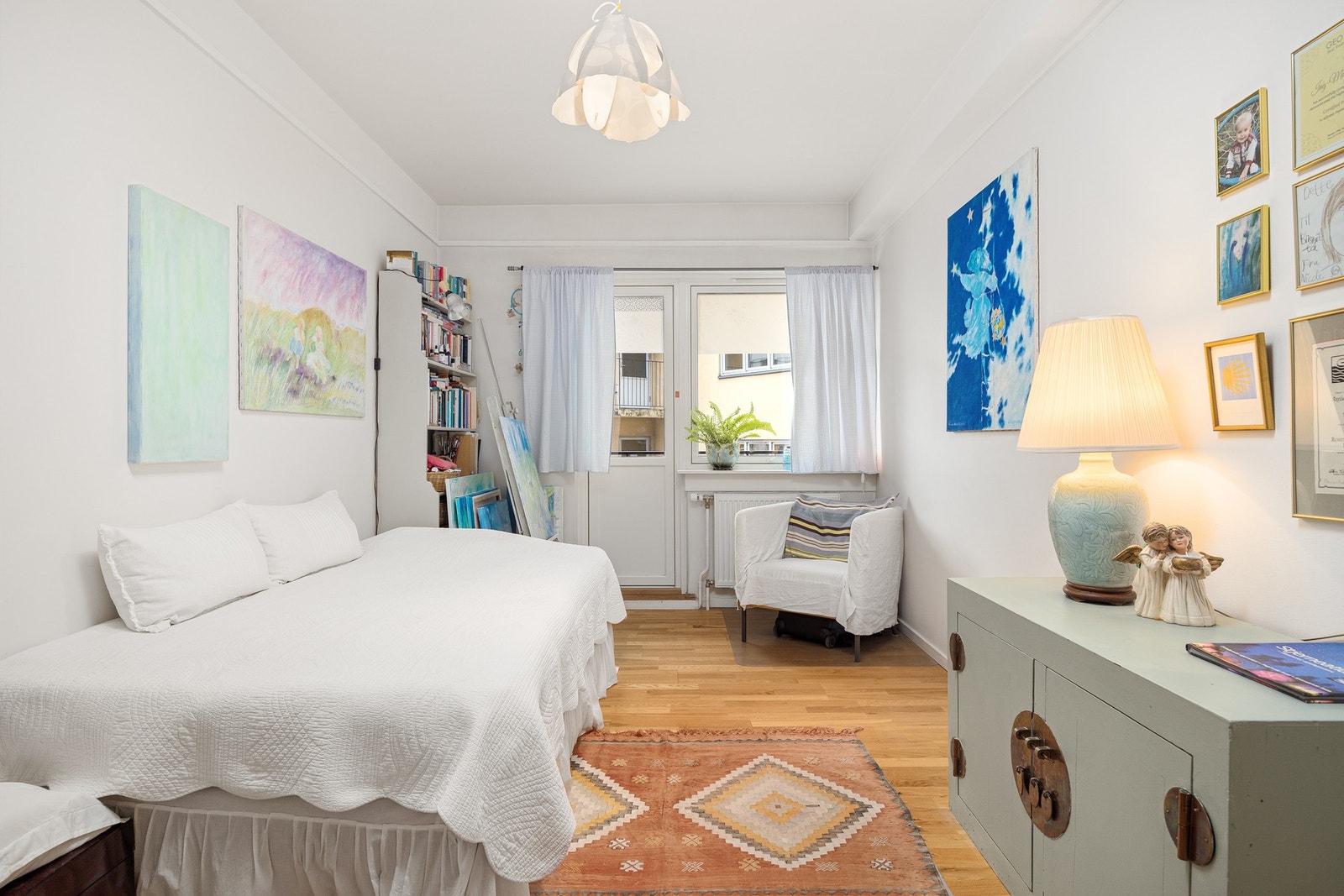 Fra soverommet er det utgang til balkongen. Soverommet vender i sin helhet mot bakgården. Galleribilde