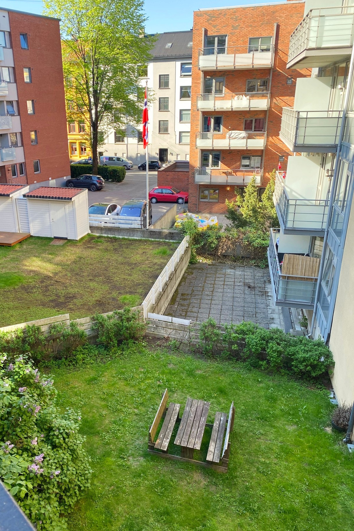 Balkongen vender inn mot den rolige bakgården. Galleribilde