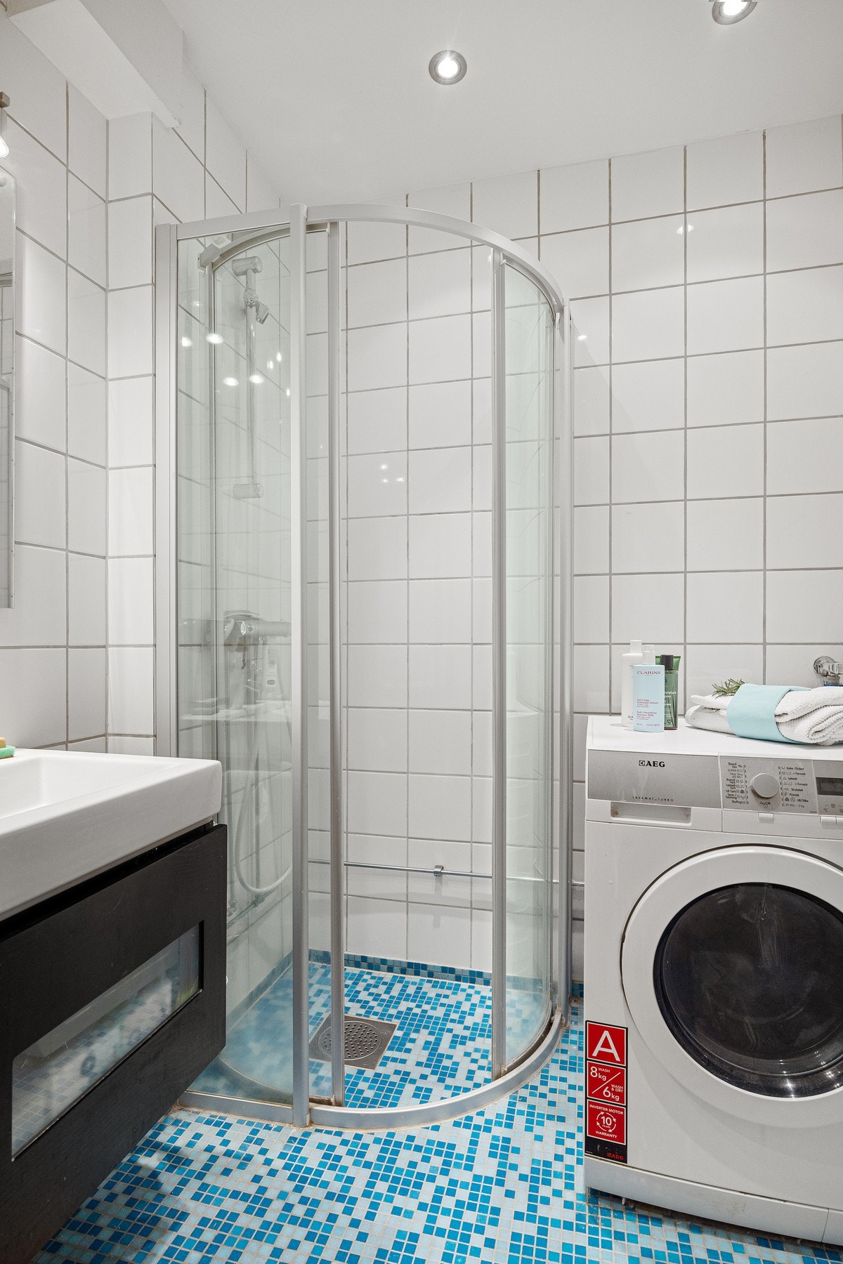 Flislagt bad med varmekabler i gulv og opplegg for vaskemaskin. Galleribilde