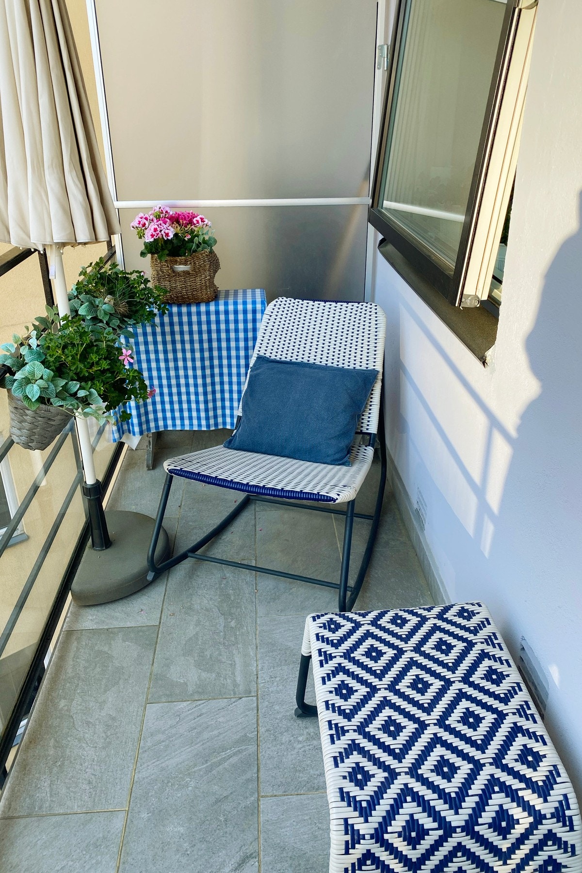 Balkongen gir rom for både avslapning og sosiale stunder og kan enkelt gjøres om til din egen lille oase på Majorstua. Galleribilde