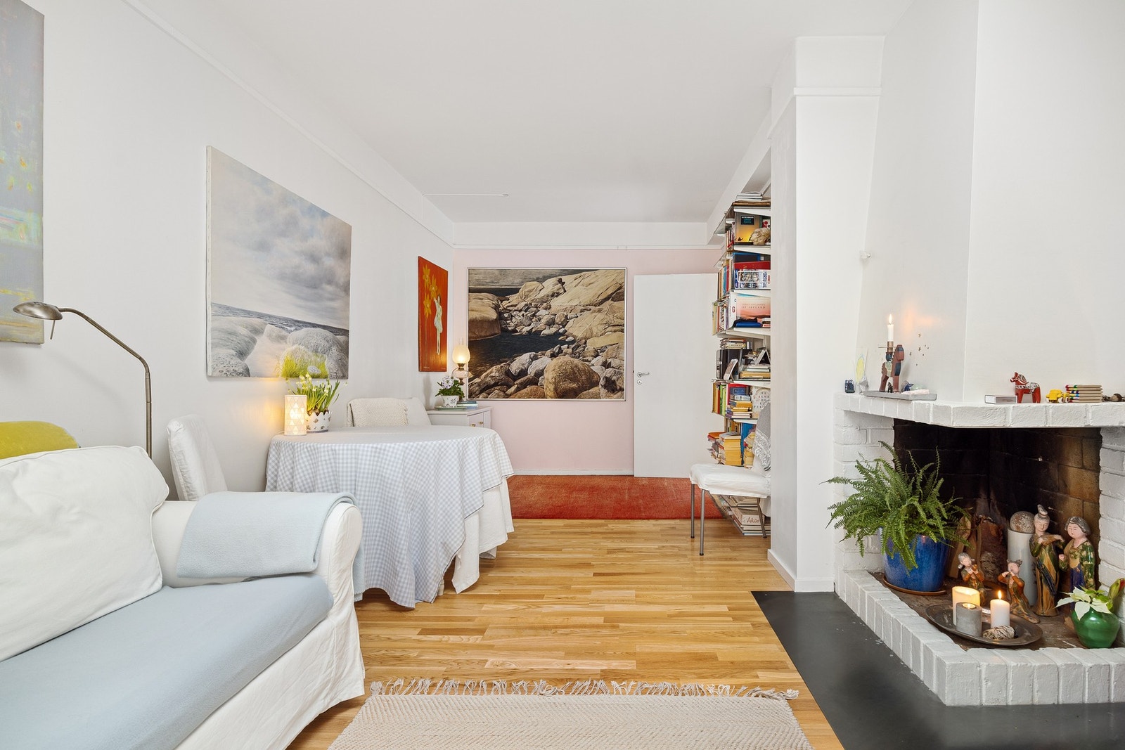 Velkommen til Majorstuveien 32B! Dette er en gjennomgående og svært romslig 2-roms leilighet med en attraktiv beliggenhet midt på Majorstuen. Galleribilde