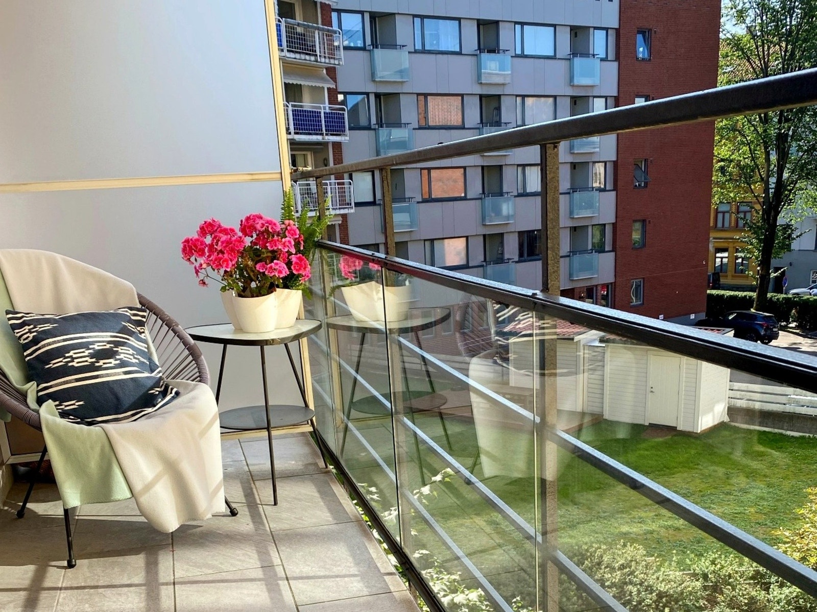 Solrik, sydvestvendt balkong på ca. 6 kvm. Selger har fotografert sommerbildene av balkongen. Galleribilde