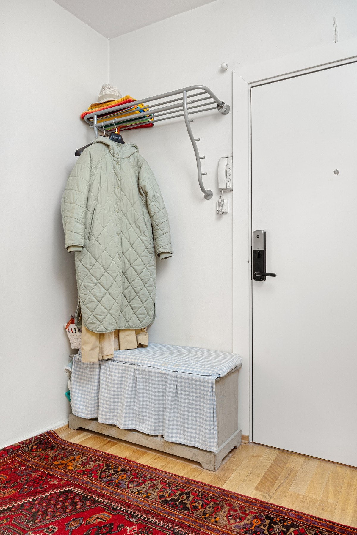 Romslig entré med god plass til å henge fra seg yttertøy. Galleribilde