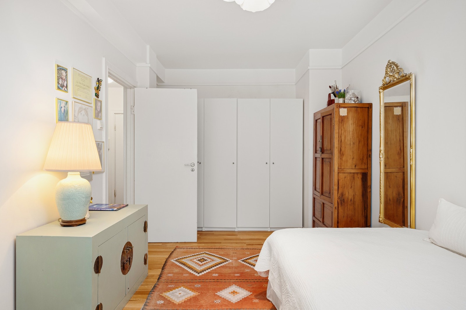 Massevis av oppbevaringsplass i garderobeskap. Om ønskelig kan soverommet deles i to, hvor du har en soveavdeling og en walk-in garderobe. Mulighetene er mange! Galleribilde