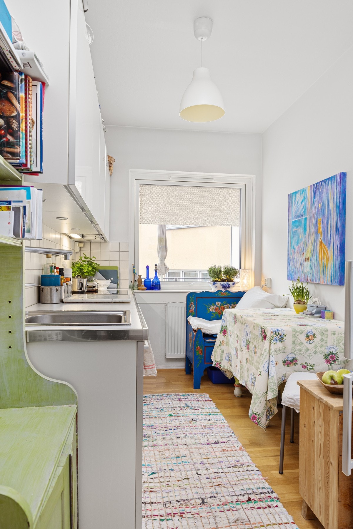 Den lune kroken ved vinduet blir et perfekt sted å nyte morgenkaffen. Galleribilde