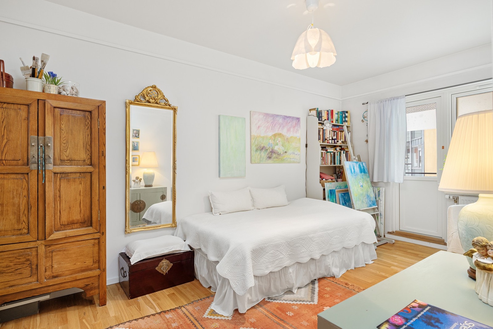 Soverommet oppleves romslig og luftig med store vinduer som gir en åpen og behagelig atmosfære. Galleribilde