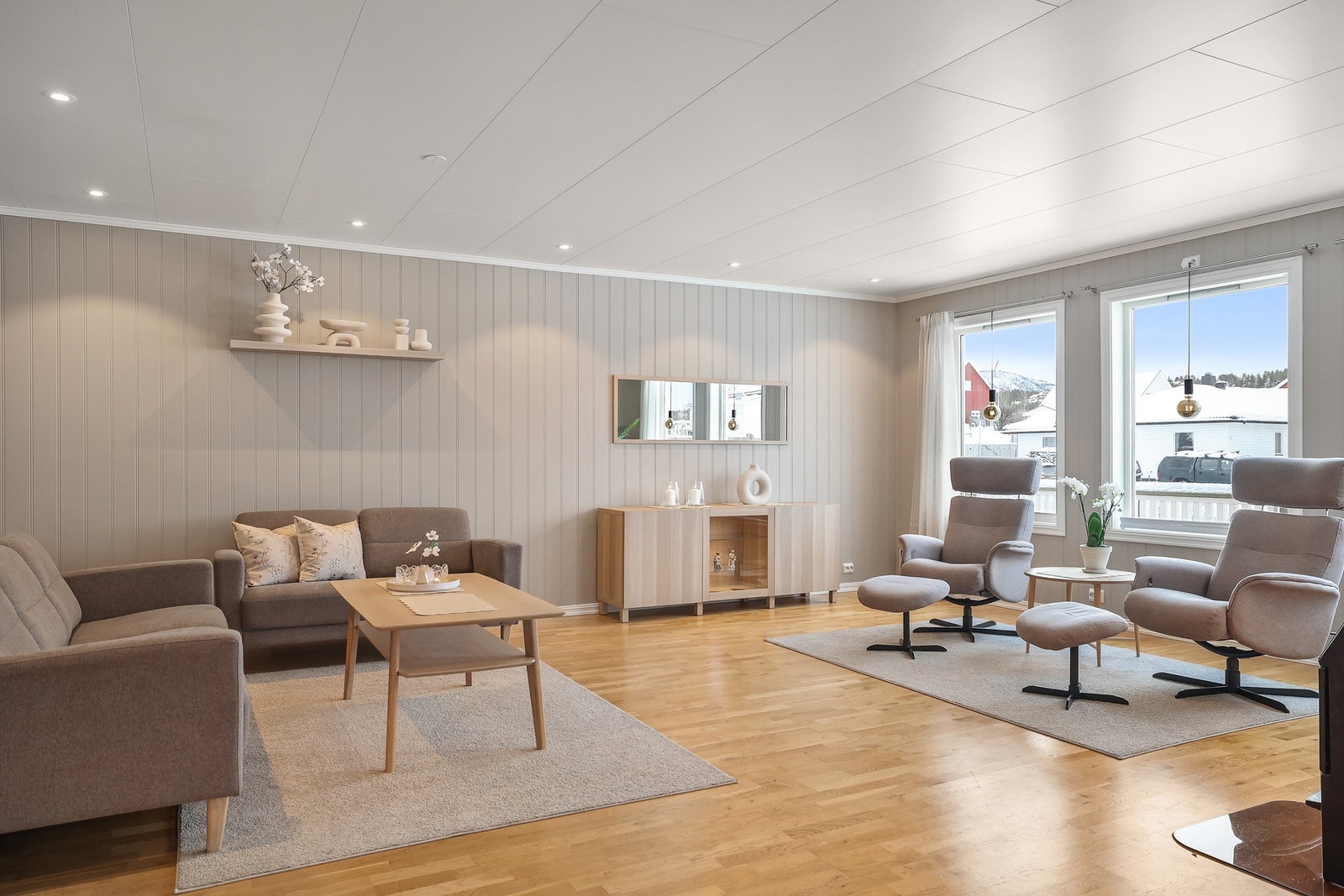 Boligen har en flott stue med store vindusflater Galleribilde