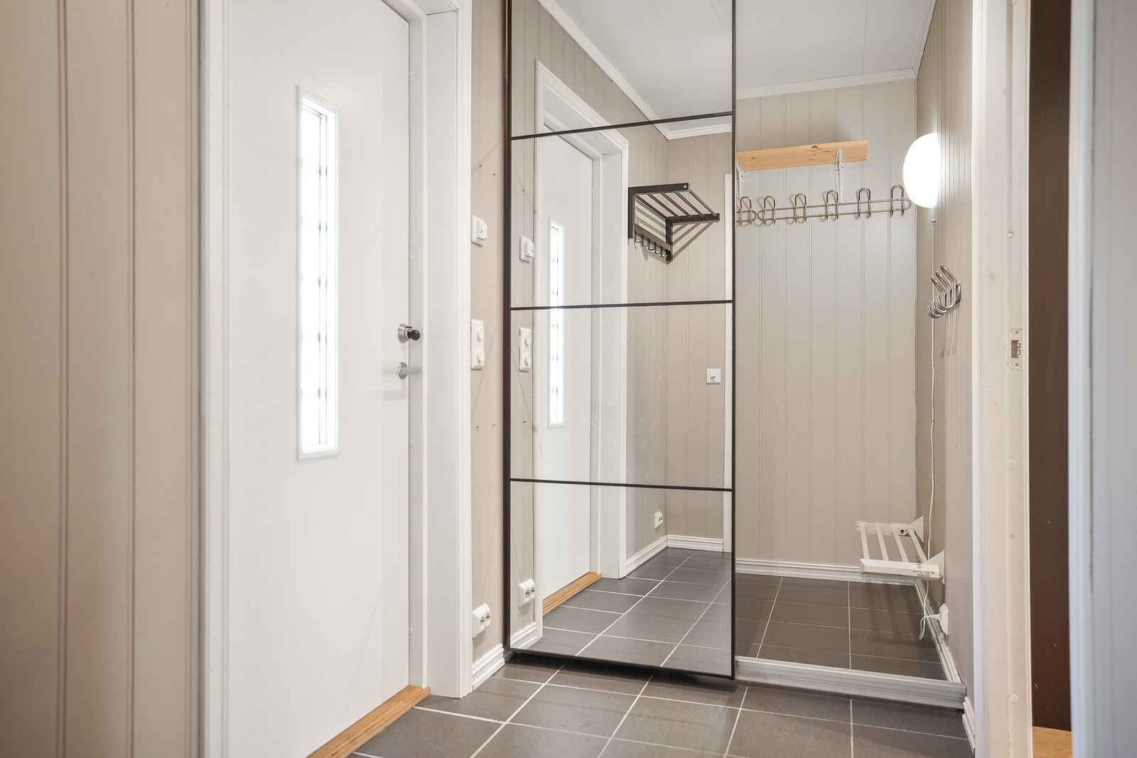 Her er det montert skyvedørsgarderobe for praktisk oppbevaringsplass. Galleribilde