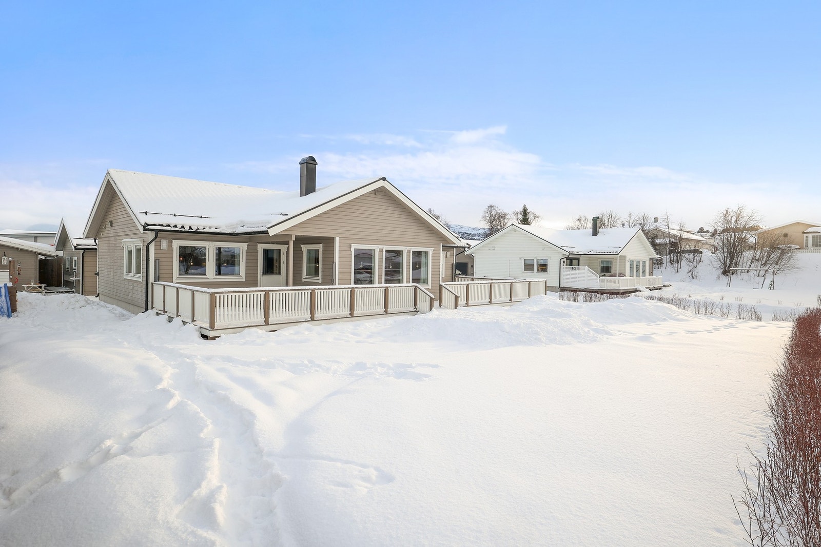 Eiendommen har en attraktiv og meget barnevennlig beliggenhet i et etablert og rolig boligområde på Kronstad. Galleribilde