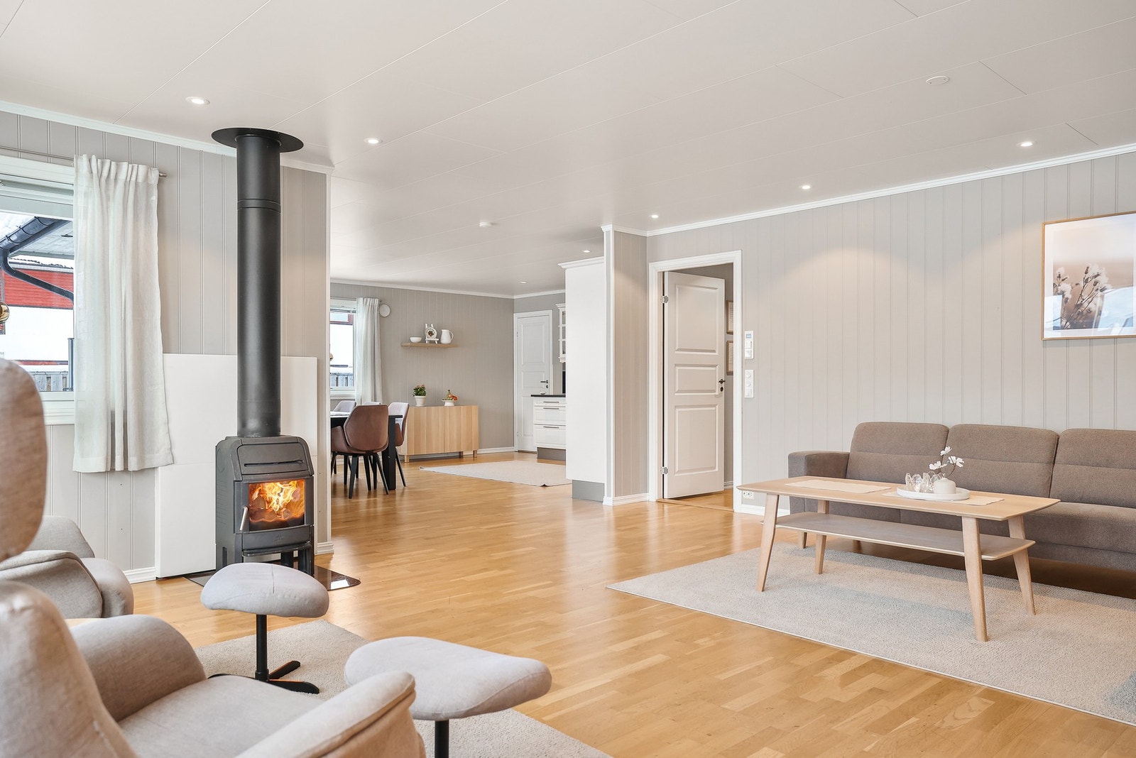 Det er montert vedovn for hyggelig oppvarming på kjølige dager. Galleribilde