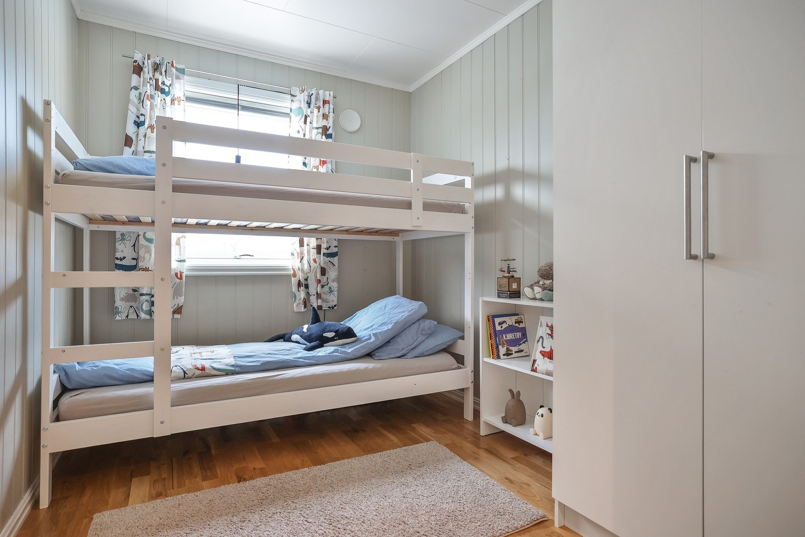 Det er fint plass til seng, nattbord og annet ønsket møblement på alle soverommene. Galleribilde