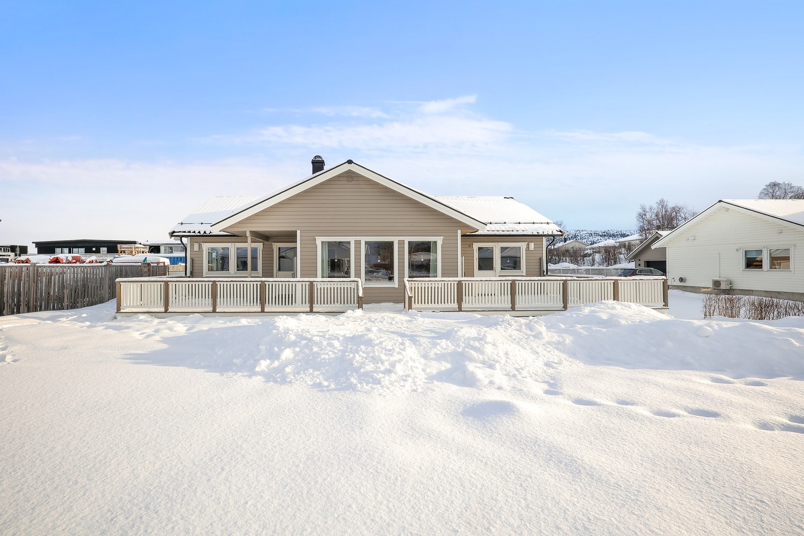 Fra stue og soverom er det utgang til en trivelig terrasse med videre adkomst til plenareal. Galleribilde