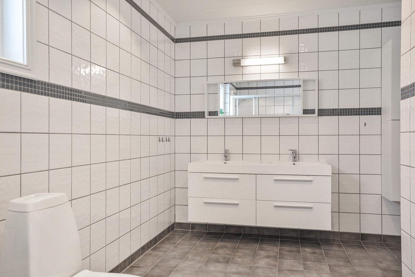 Flislagt baderom med behagelig gulvvarme. Galleribilde