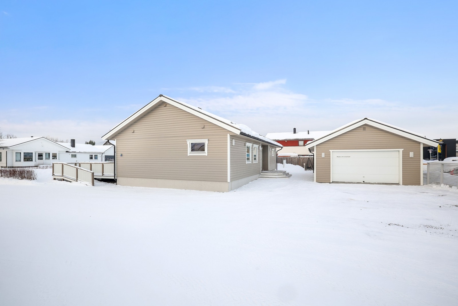 Det medfølger en frittstående garasje på 52 kvm. Galleribilde