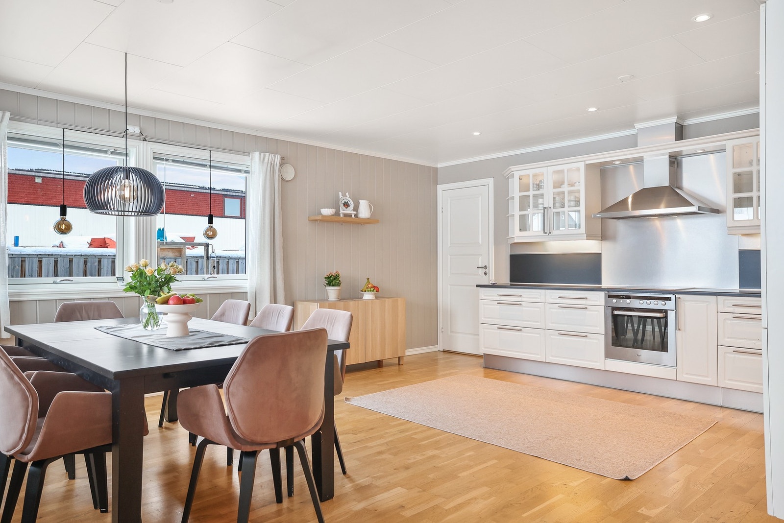 Det er integrert stekeovn, platetopp, oppvaskmaskin og kjøleskap med fryser. Galleribilde