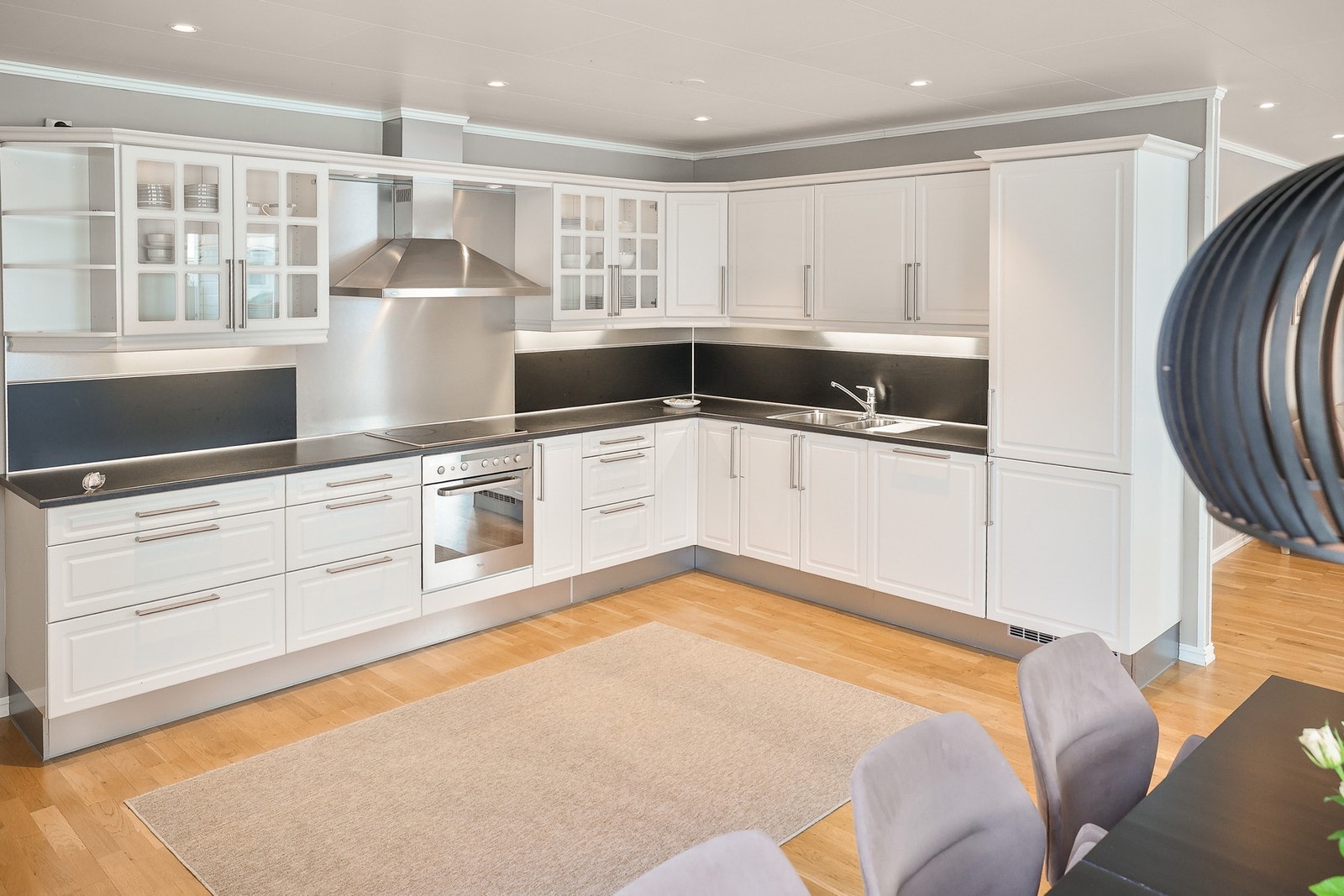 Kjøkkenets utforming sørger for effektive arbeidsflater og rikelig med oppbevaringsplass i skuffer og skap. Galleribilde