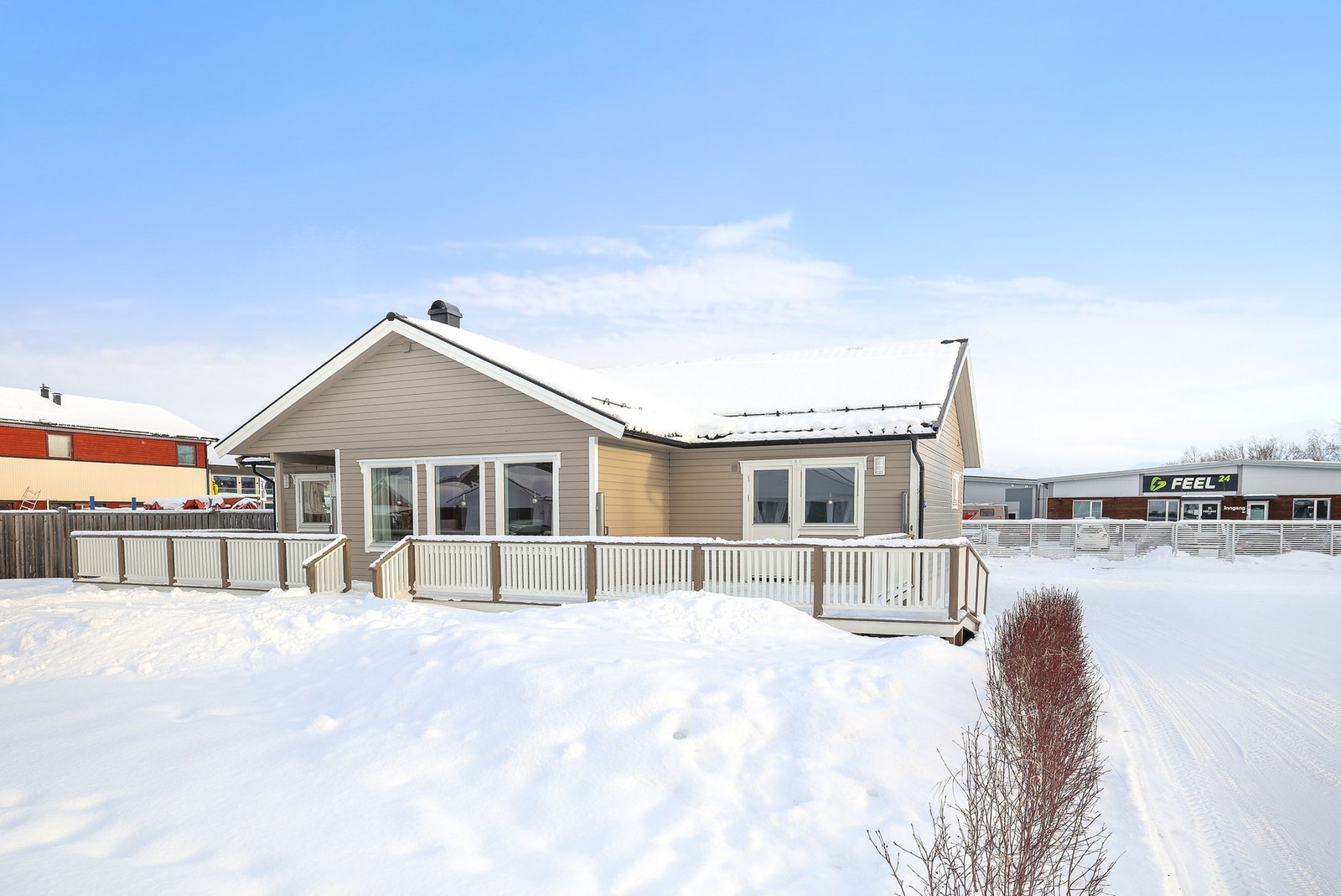 Boligen har et flott uteområde med en pen hage. Galleribilde