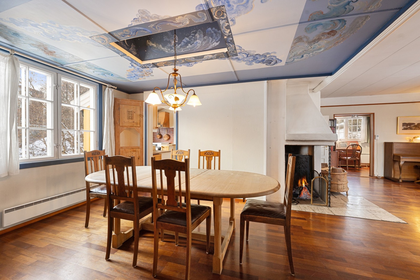 Spisestuen har god plass til langbord og ligger naturlig tilknyttet både stue og kjøkken. Galleribilde