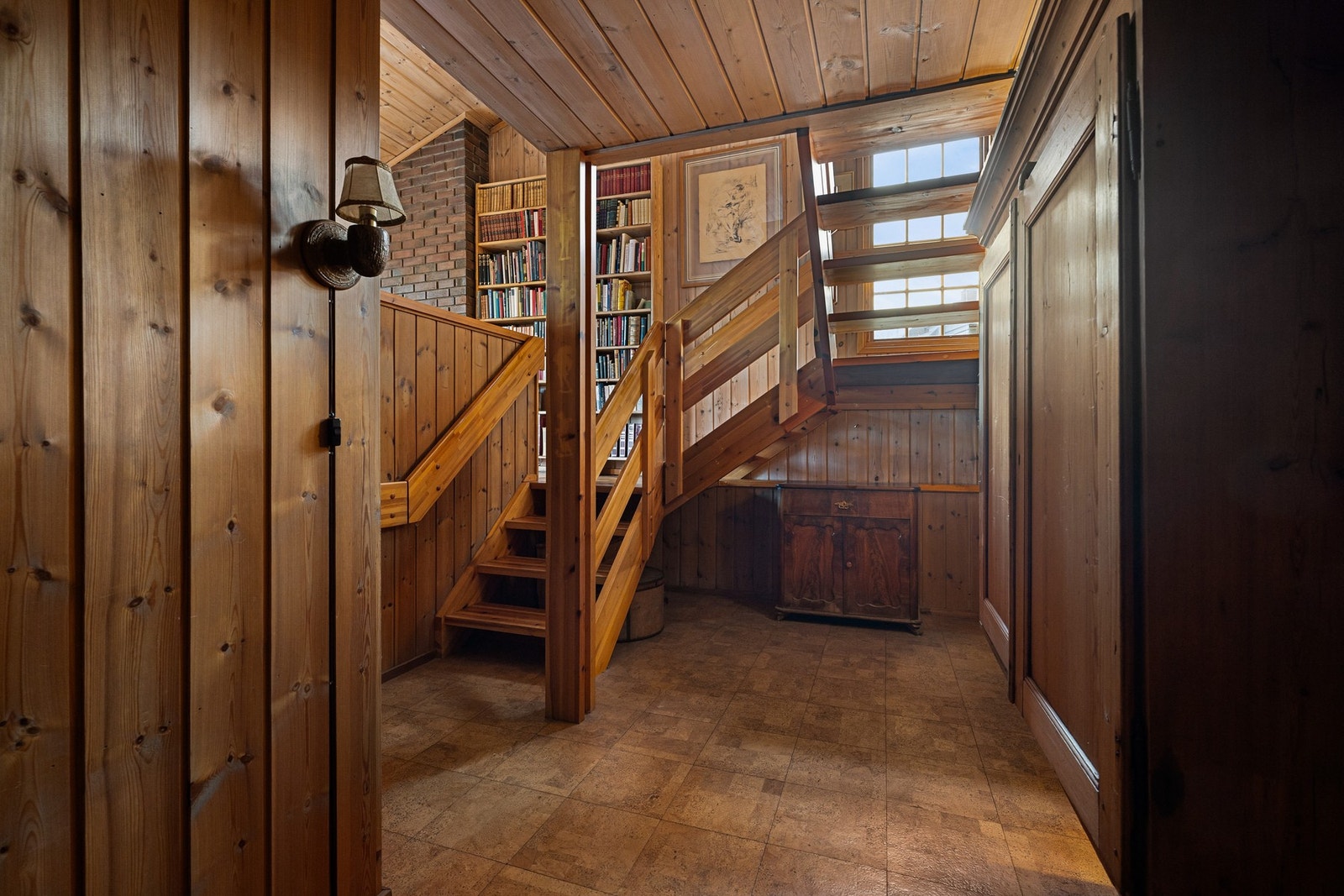 Praktisk intern trappeløsning som binder etasjene sammen. Galleribilde