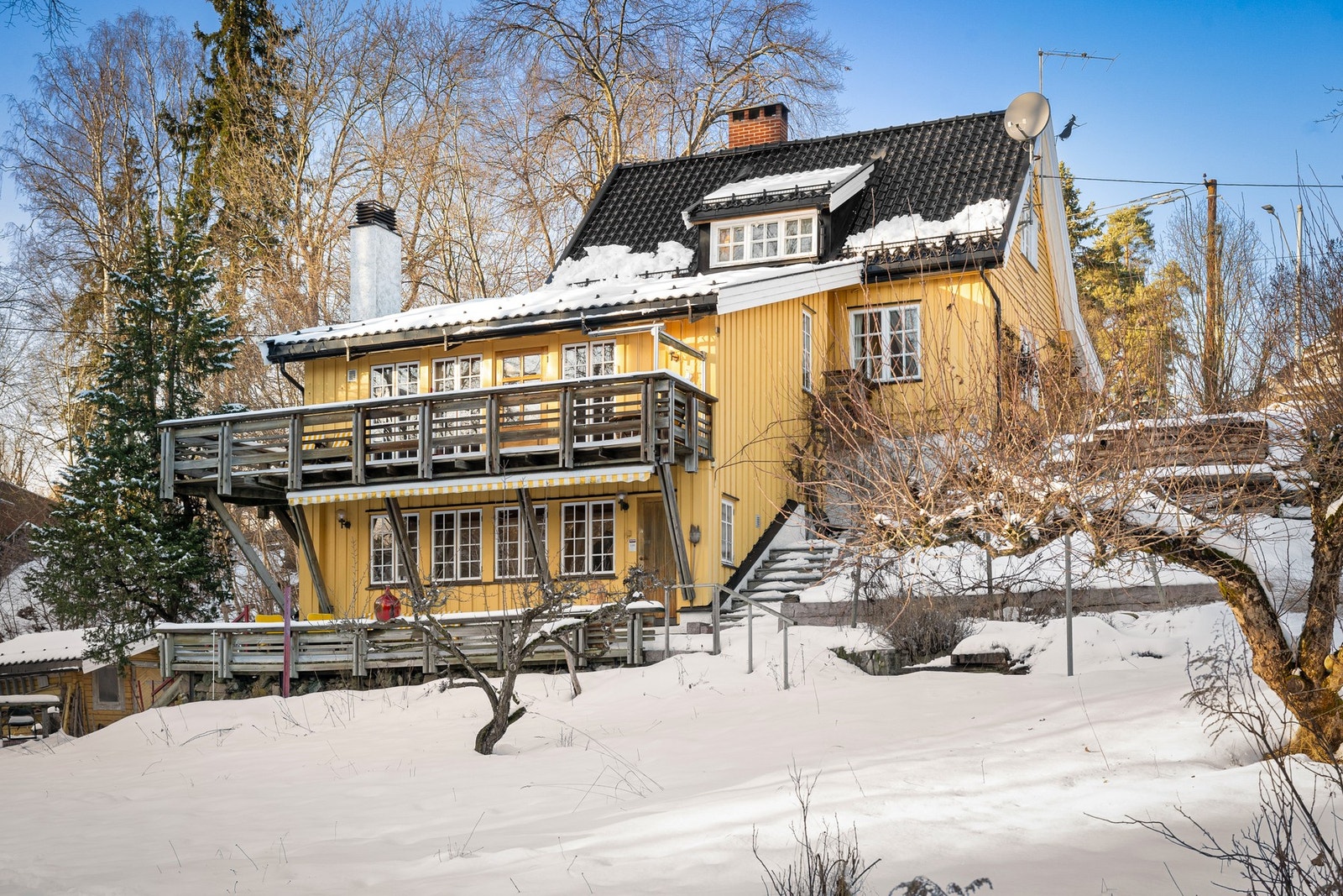 Sjelden familiebolig på hele 2 406 kvm tomt med parkmessig hage, egen bekk og fleksibel planløsning over fire plan. Galleribilde