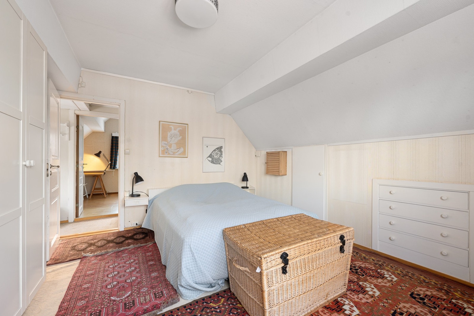 Rommet har plass til dobbeltseng og oppbevaringsmøbler. God lagringsplass i kneloft med bl.a. integrert skuffeseksjon. Galleribilde