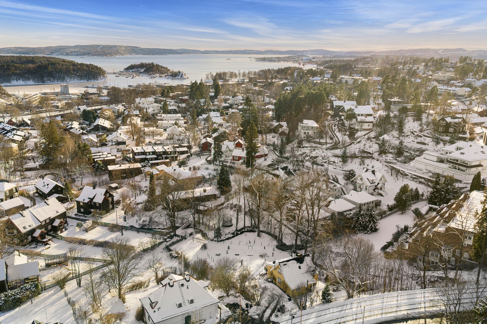 Et populært nærområde for barnefamilier med nærhet til skole, barnehager, lekeområder og fine turmuligheter i umiddelbar nærhet. Galleribilde