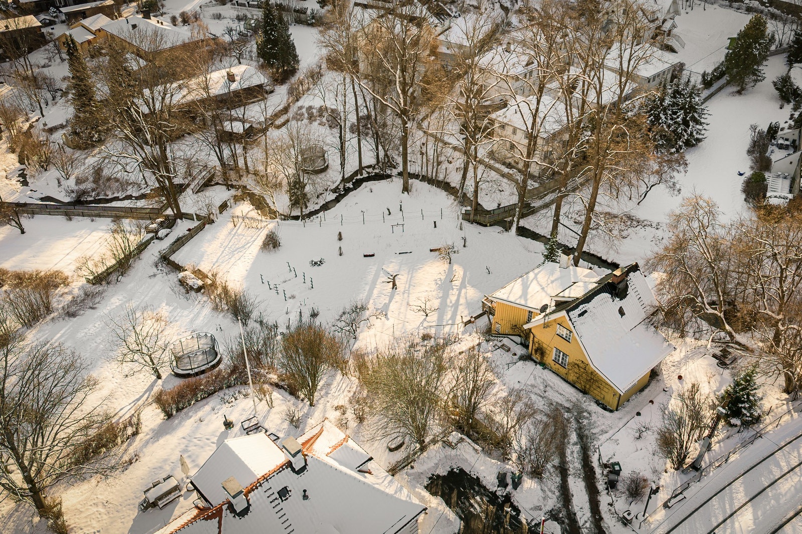 Attraktiv beliggenhet i et veletablert boligområde preget av småhusbebyggelse, grønne omgivelser og rolige, oversiktlige gater Galleribilde