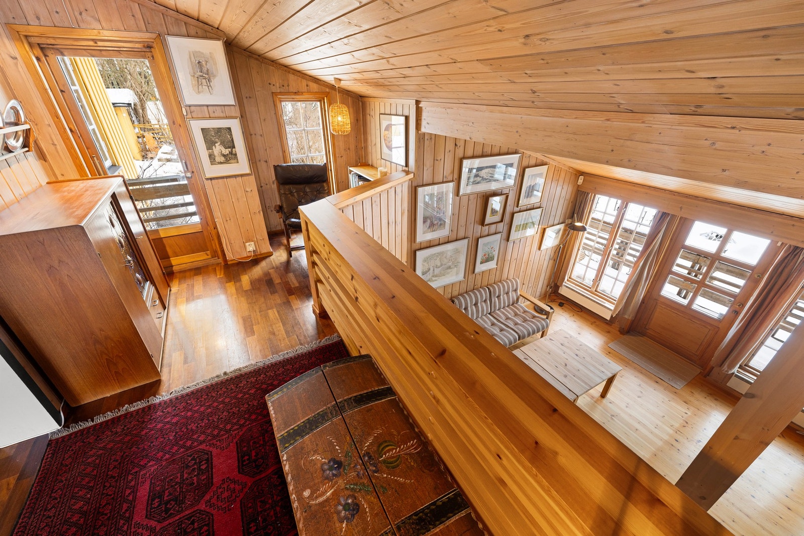 Halvplanløsning med åpen forbindelse mellom etasjene gir boligen særpreg og en luftig romfølelse. Fra dette nivået er det utgang til en liten balkong, samt trapp ned til stuen under. Galleribilde