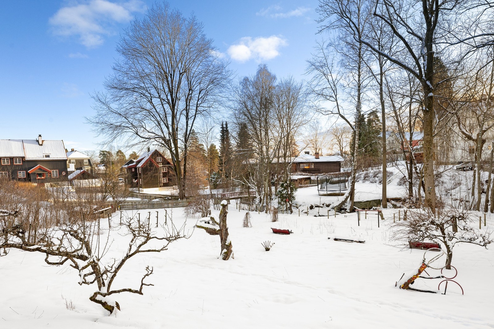 Store plenarealer og beplantning gir et flott utgangspunkt for å skape en parkmessig hage tilpasset egne ønsker. Galleribilde