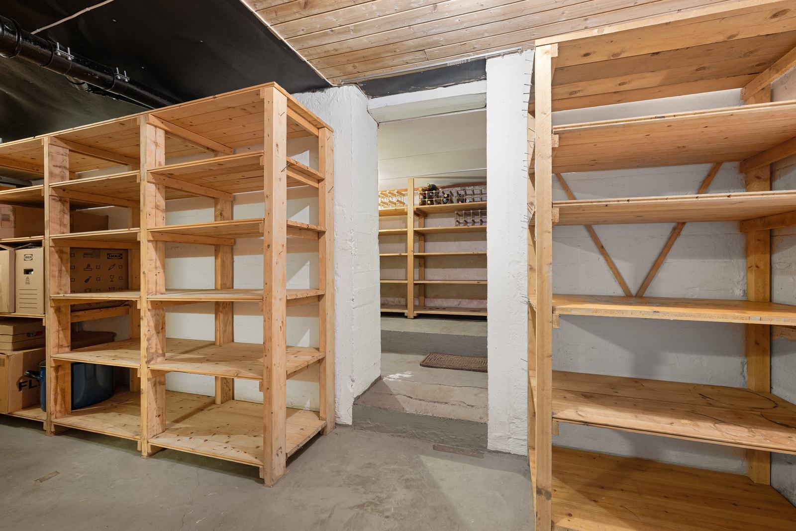 Romslig og oversiktlig bod som gir rikelig med oppbevaringsplass for sesongutstyr, verktøy og annet. Galleribilde