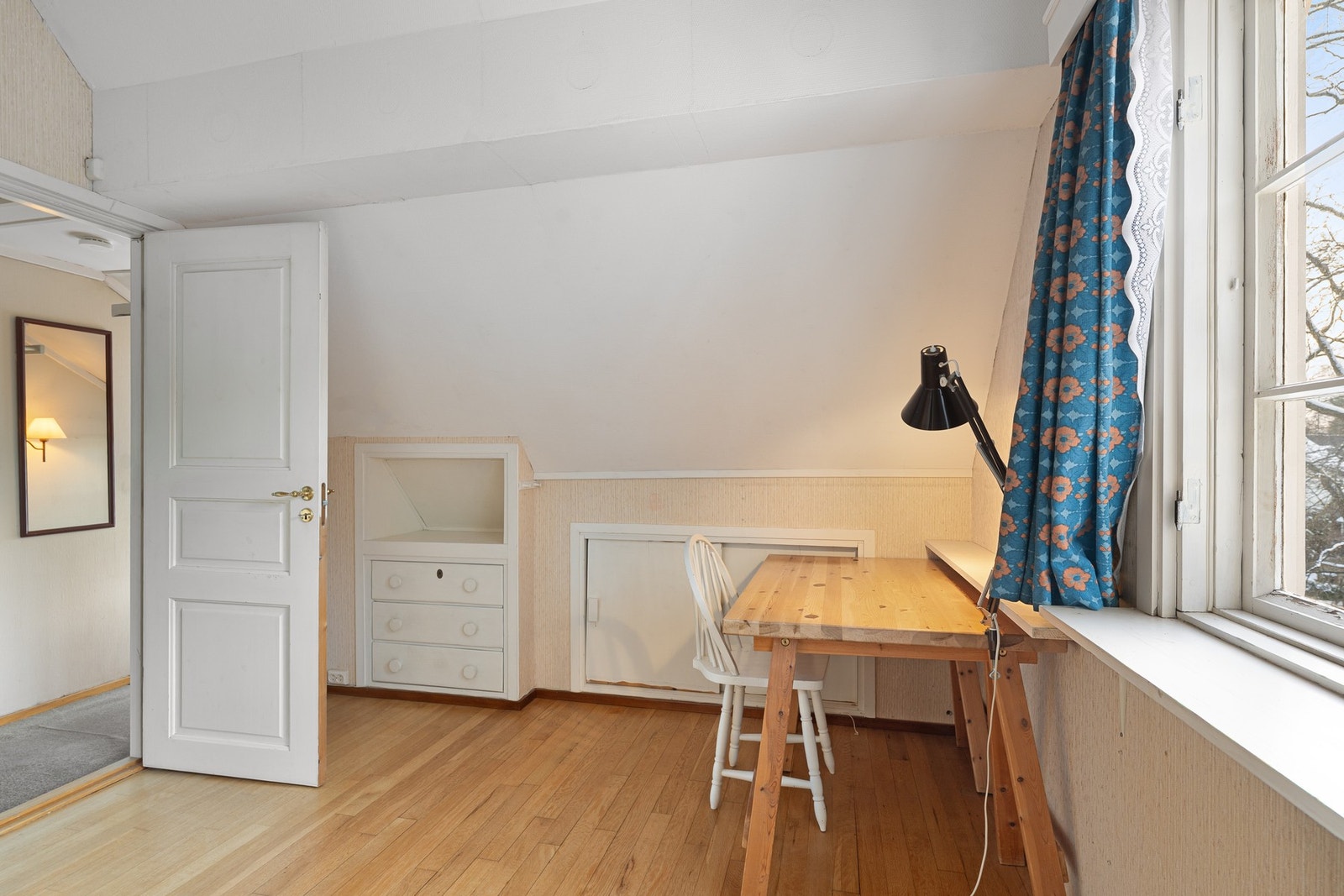 Det er plass til både seng og skrivebord, og rommet har praktisk lagringsplass i knevegg med integrert hylle- og skuffeseksjon som utnytter arealet godt. Galleribilde