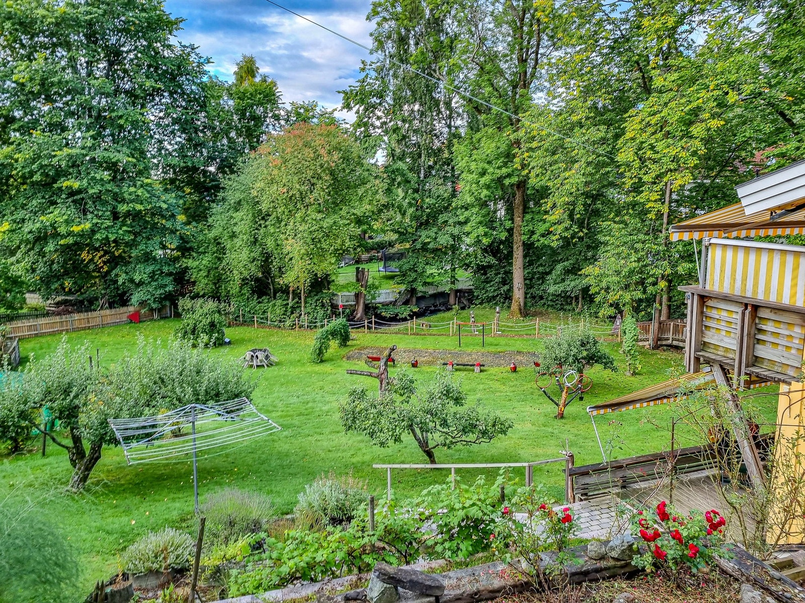 Eiendommen ligger fredelig og tilbaketrukket på Abbediengen i et grønt og barnevennlig villaområde, med umiddelbar nærhet til Mærradalsbekken, Kirkestien og gode turmuligheter samtidig som byen er tett på. Galleribilde