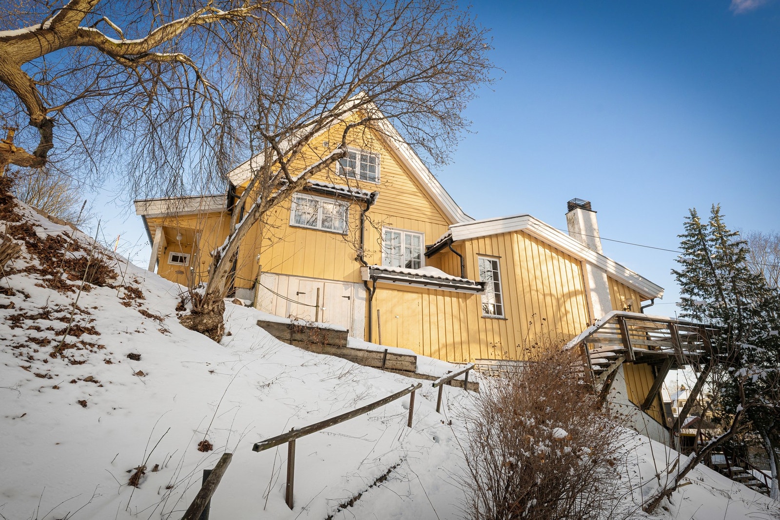 Boligen ligger solrikt og tilbaketrukket på tomten, med terrasser og uteplasser vendt mot hagen. Galleribilde