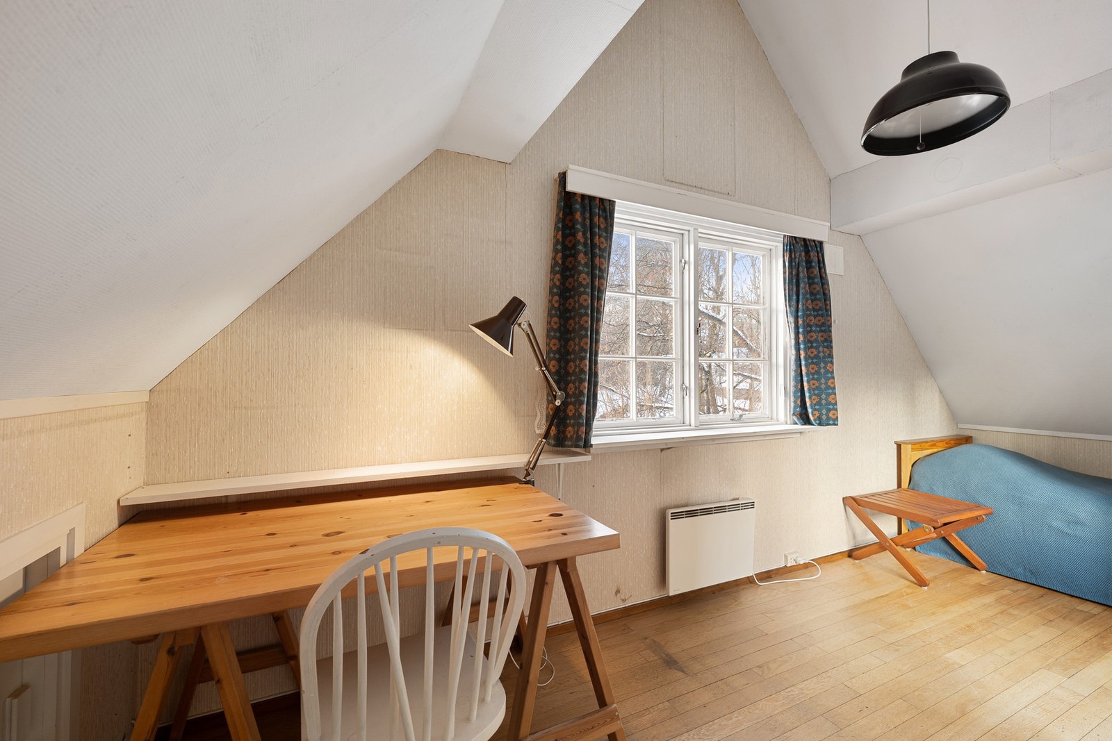 Soverom 2 i 2. etasje med skråtak og vindu som gir godt lysinnslipp. Rommet egner seg fint som barnerom, gjesterom eller hjemmekontor. Galleribilde