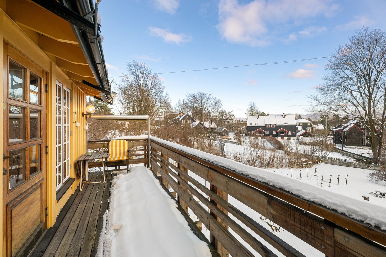 Balkong med utgang fra stuen og utsyn over den romslige hagen og nærliggende villabebyggelse. Her kan man nyte rolige omgivelser. Galleribilde
