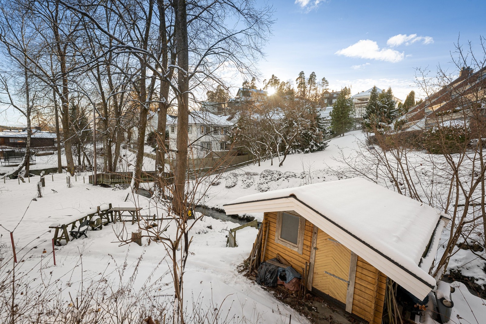 Egen bebyggelse på tomten gir praktisk lagringsplass. To frittstående boder på henholdsvis ca. 9 m² og 4 m², samt én bod i underetasjen med adkomst fra utsiden, målt til ca. 4 m². Galleribilde