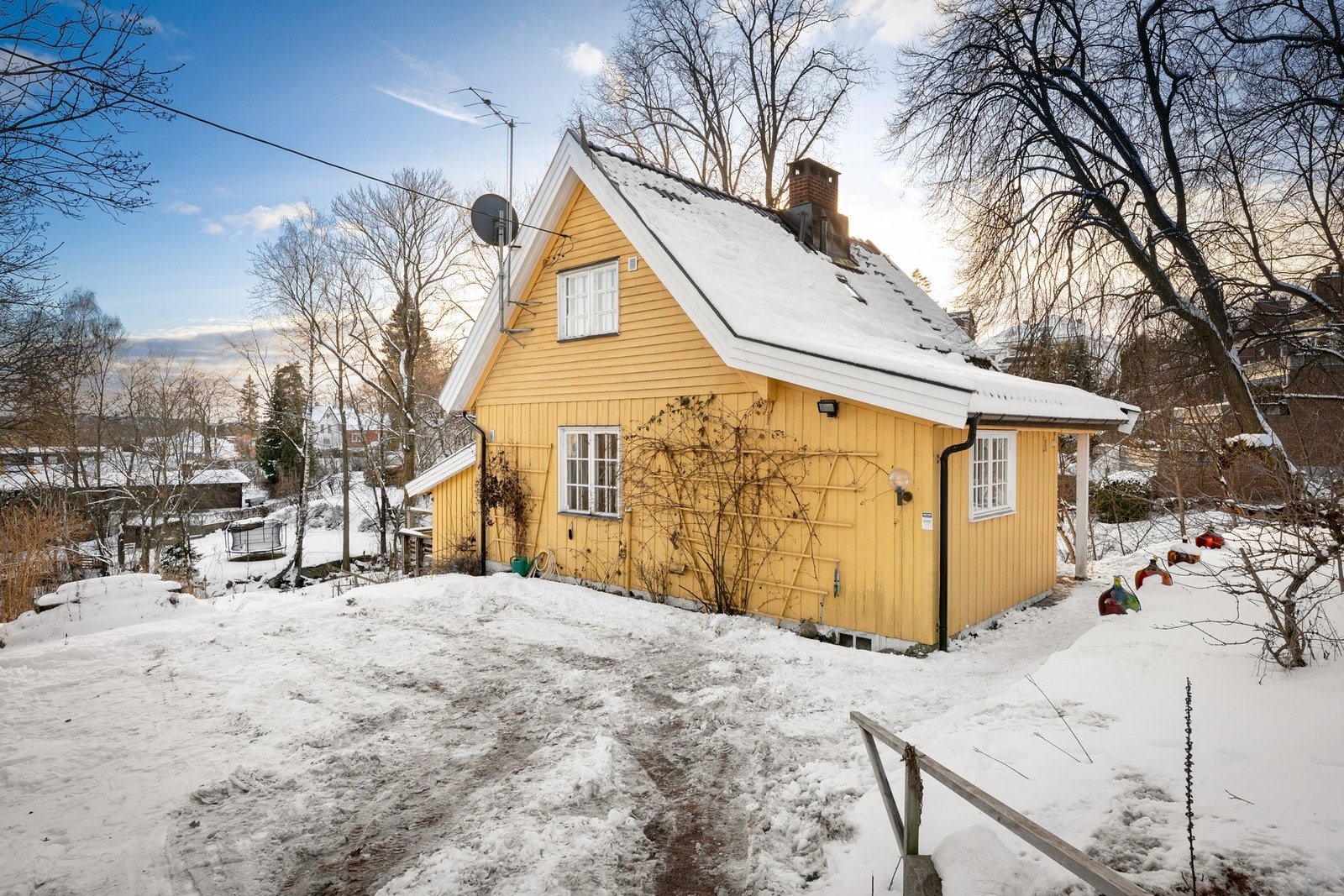 Boligen har adkomst via opparbeidet gårdsplass med parkering på egen tomt, samt god plass til manøvrering. Galleribilde