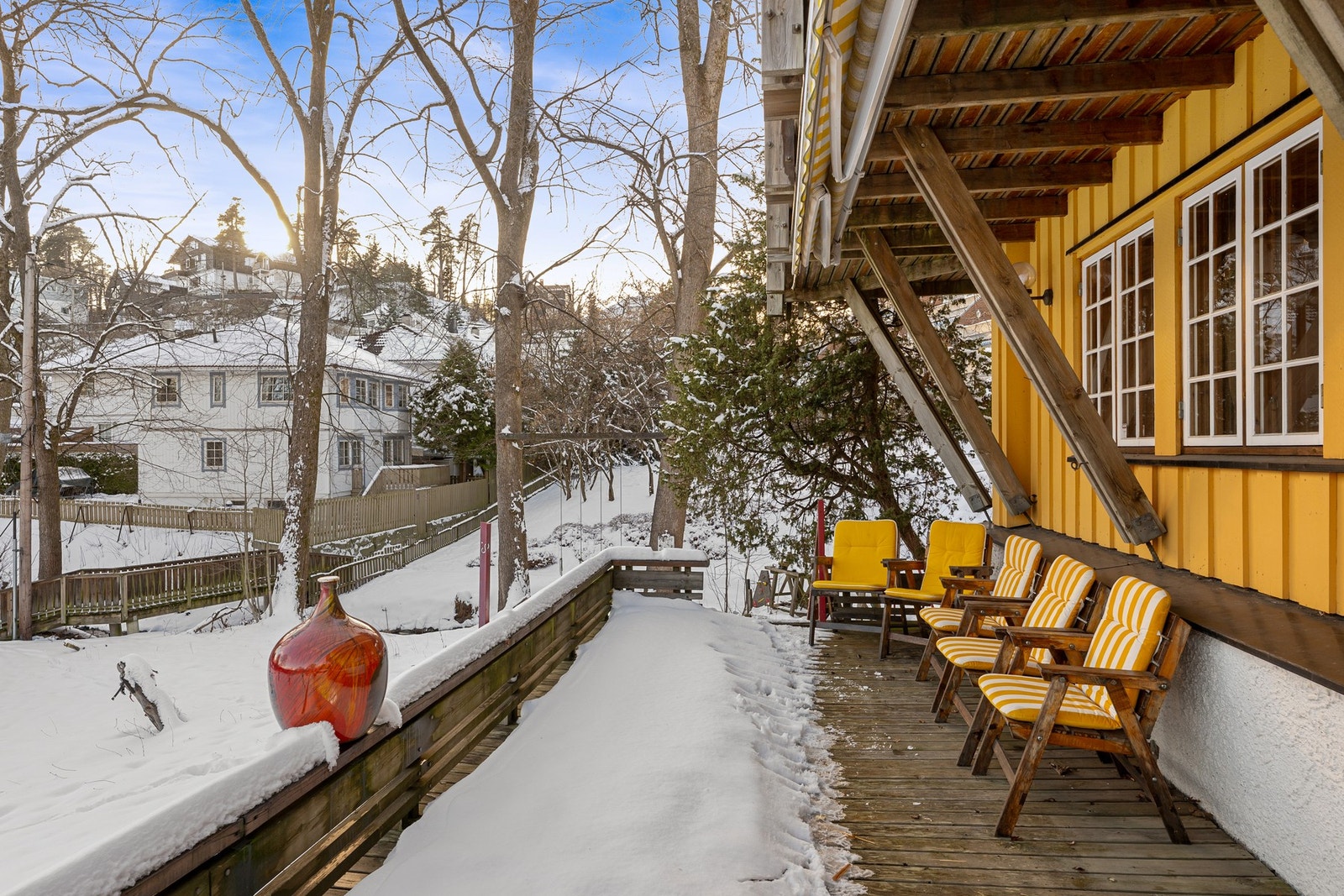 Fra peisestuen er det direkte adkomst til terrasse og videre ut i hagen. Galleribilde
